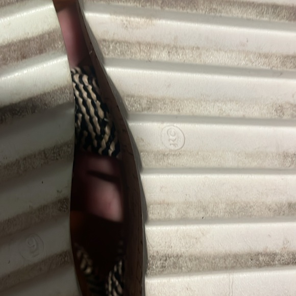 Platform Sandals Size 9. - Picture 6 of 8